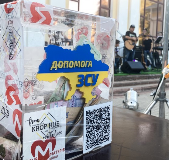 Працівники облради передали кошти на дрон для артиста обласної філармонії
